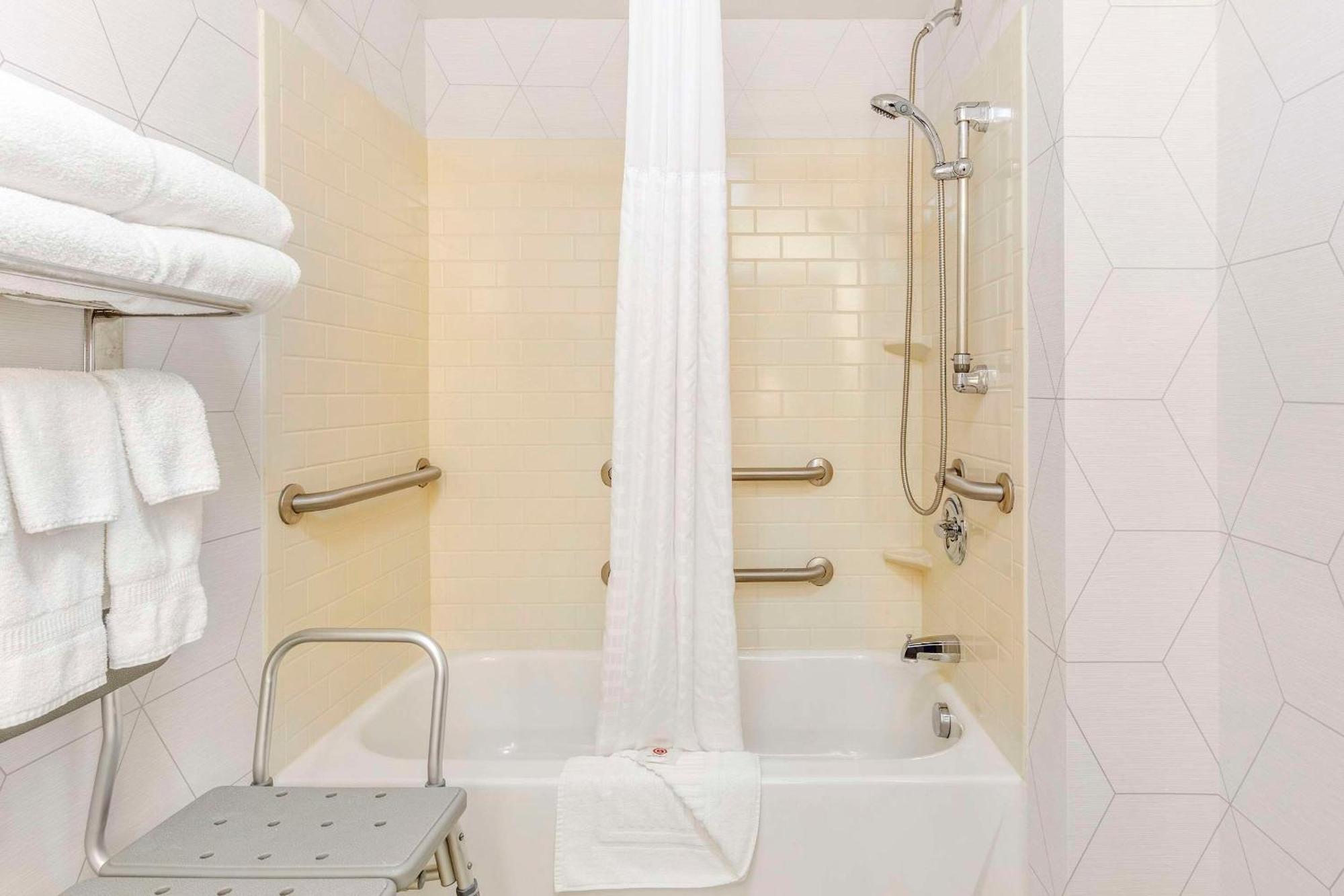 Comfort Suites Whitsett - Greensboro East Екстериор снимка