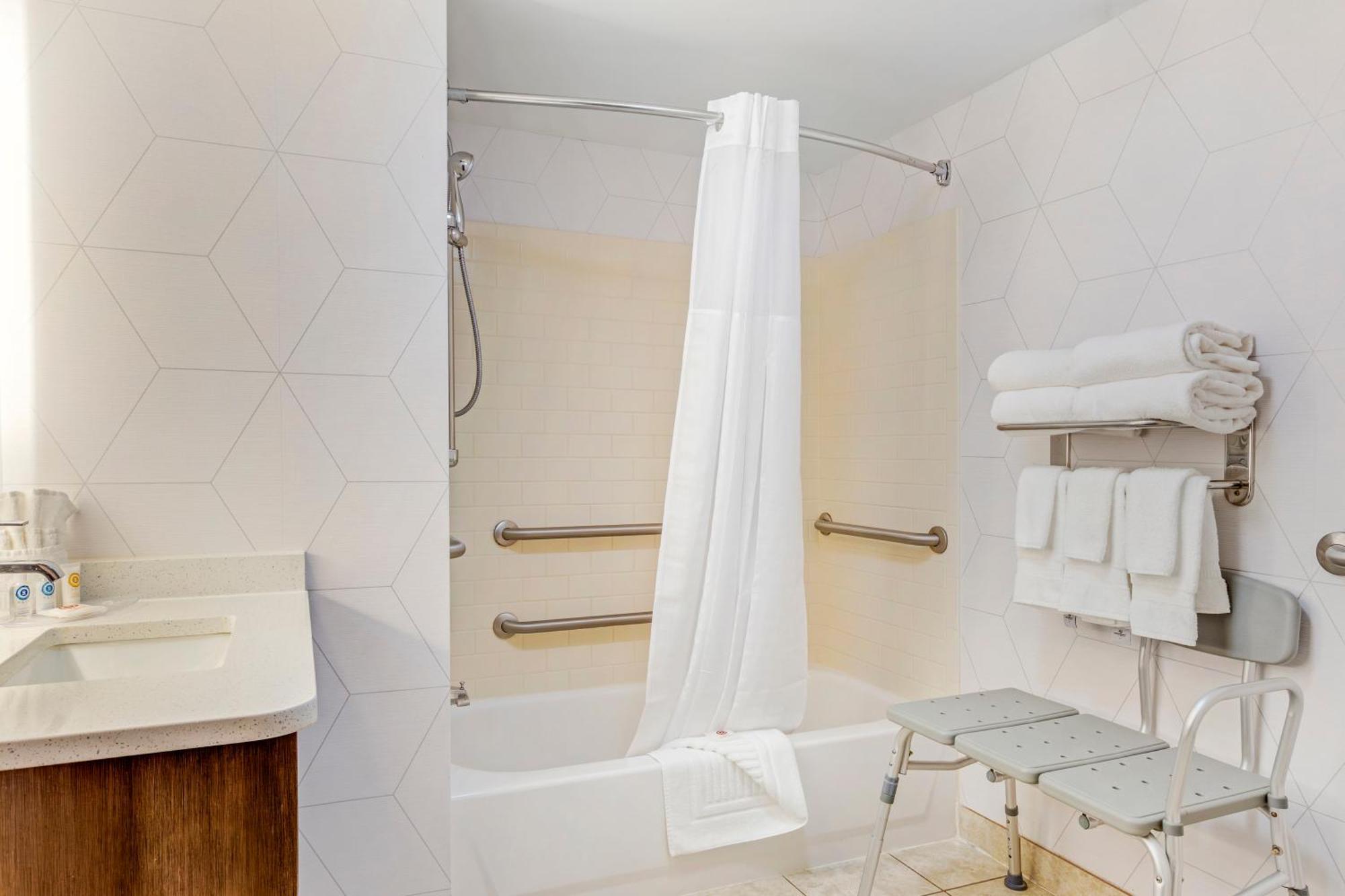 Comfort Suites Whitsett - Greensboro East Екстериор снимка