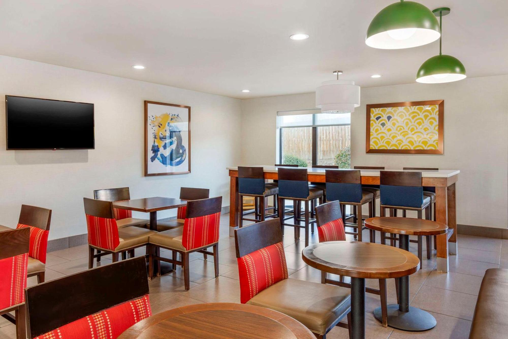 Comfort Suites Whitsett - Greensboro East Екстериор снимка