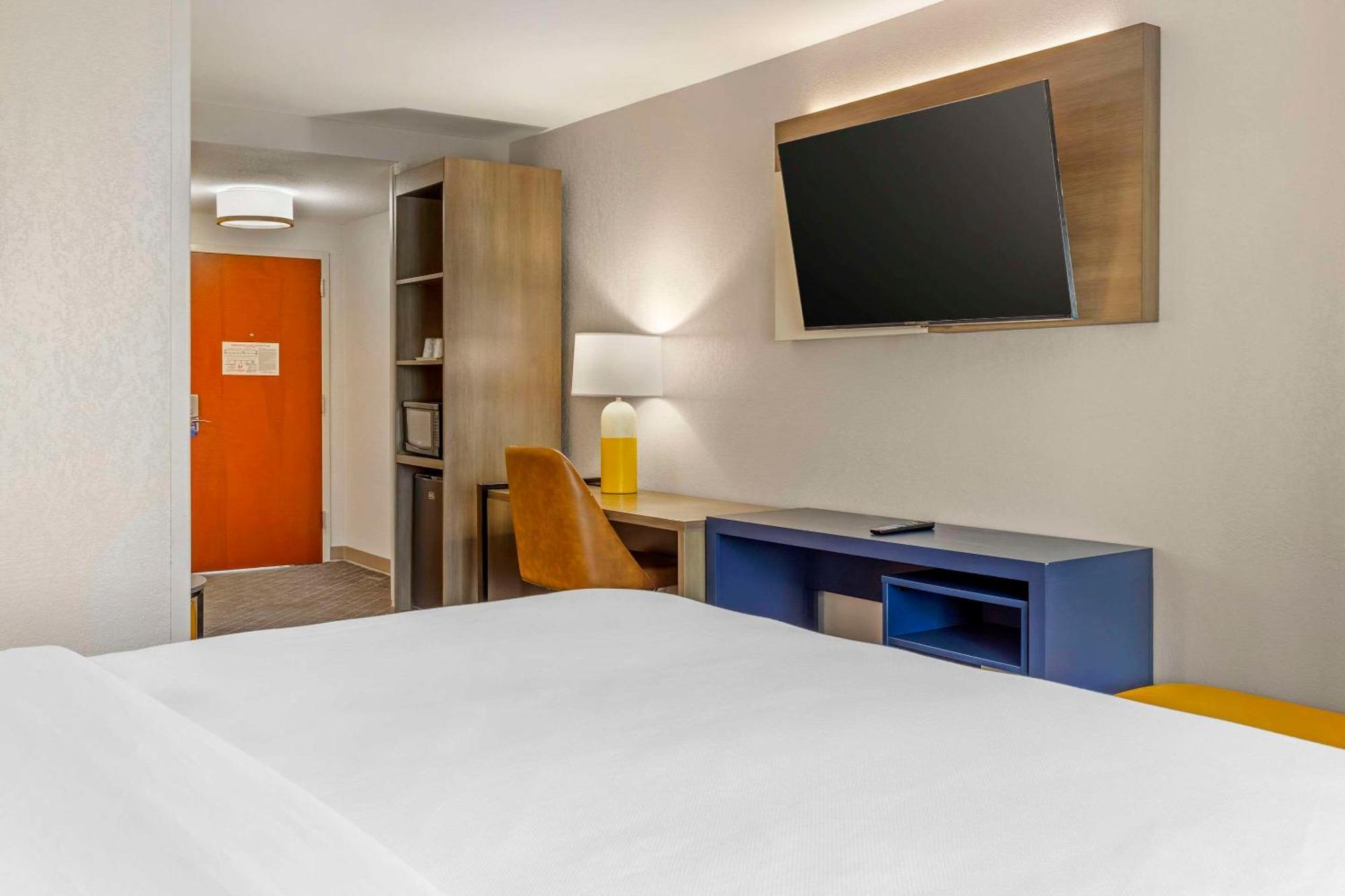 Comfort Suites Whitsett - Greensboro East Екстериор снимка